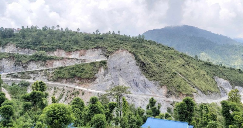 कामदार बोकेको ट्याक्टर मुसिकोटको खरखरेमा दुर्घटना, ६ जना घाईते